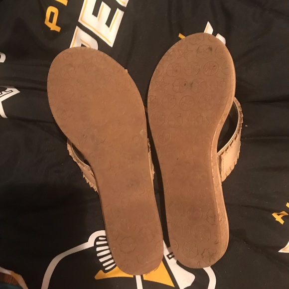 Lindsay Phillips beige sandals size 8 - Picture 2 of 2